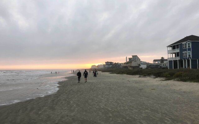 Steps to Sand: Galveston Beach Bungalow!