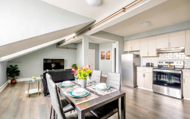 Charming 2BR Apartment - Downtown Hamilton