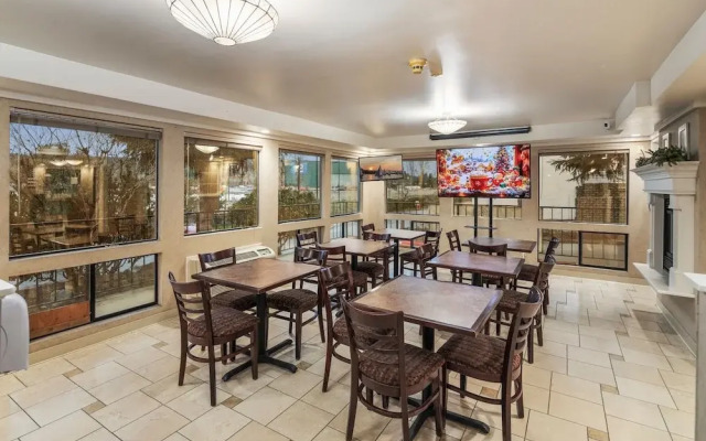 Econo Lodge Near Bellevue Square