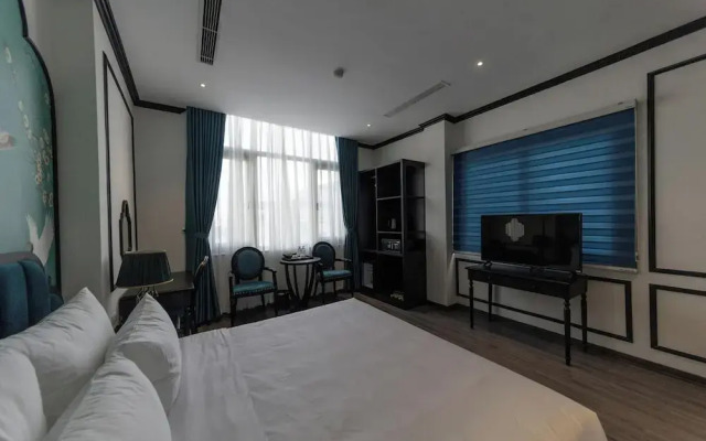 Azen Lakeside Hotel & Travel