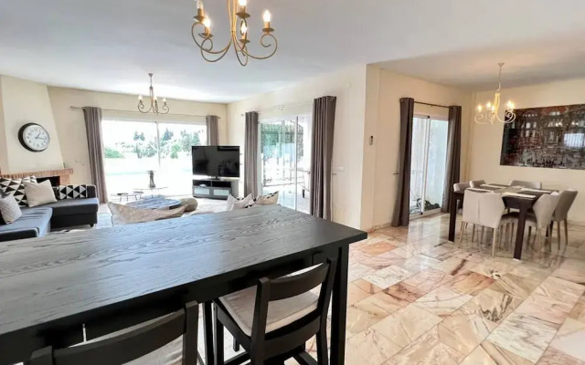 Beautiful Villa With Pool Scenic Views Sleeps 8