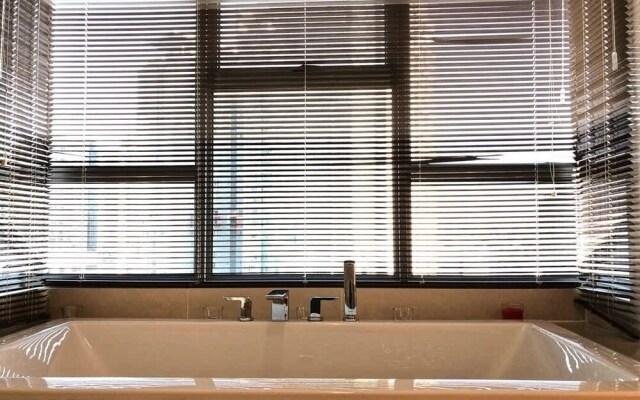 Executive 3 BR Condo by Naren