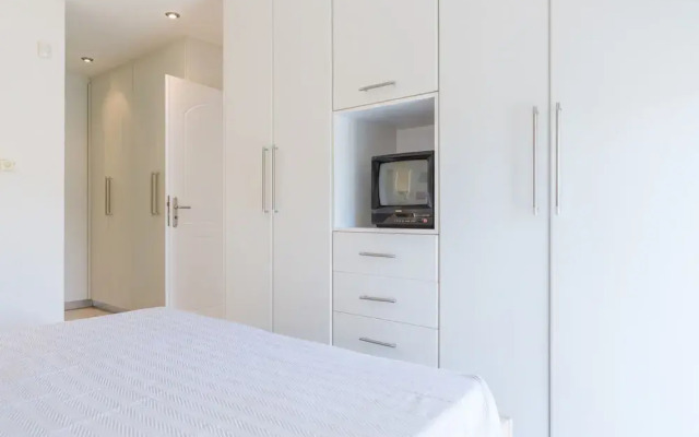 Bright & Spacious two-floor Family Garden Home