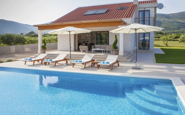 Modern Villa in Kaštel Novi With Private Pool