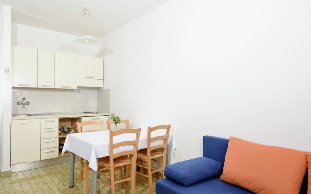 Tidy Apartment With Wifi, 4 km From City of Trogir