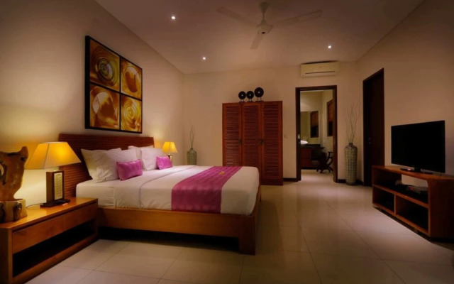 Luxury Private Villa, 4 BR, Canggu w/ Staff