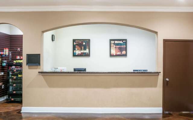 Super 8 by Wyndham Beaumont I-10 South/College St