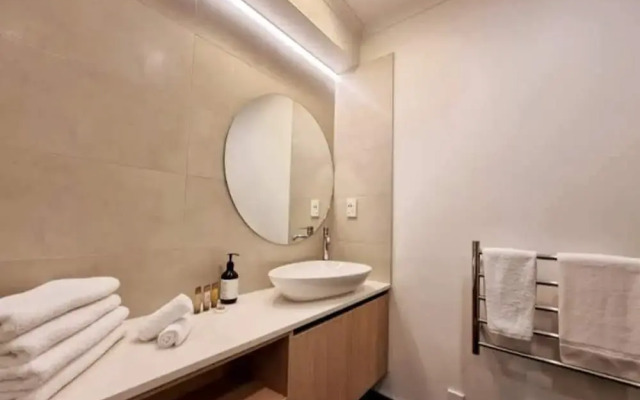 Chic CBD Studio-Aircon-Wifi -Heated Pool