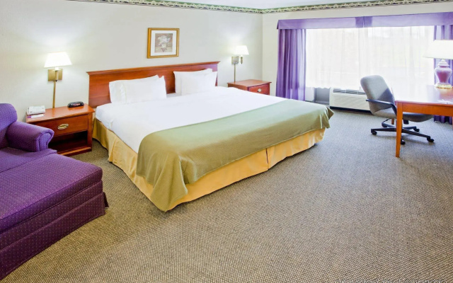 Round Hill Inn