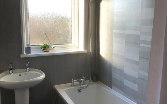 Rowan Place 5 Bedroom Off Street Parking Accommodation