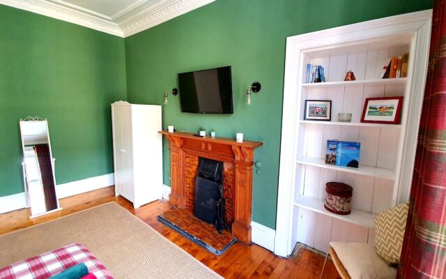 Gorgeous Light Apartment In West End