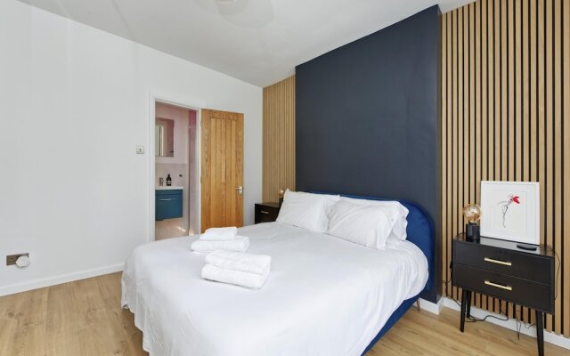 Beautiful Battersea Garden Flat by Underthedoormat