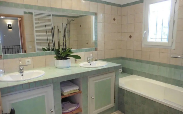 Pretty, Spacious Holiday Home With Private Pool