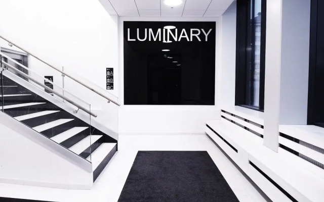 2ndhomes Central Tower Apt near Train St