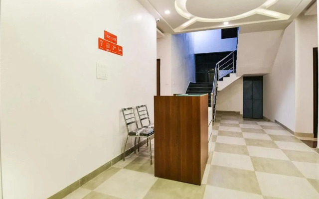 OYO 43971 The Royal Palace