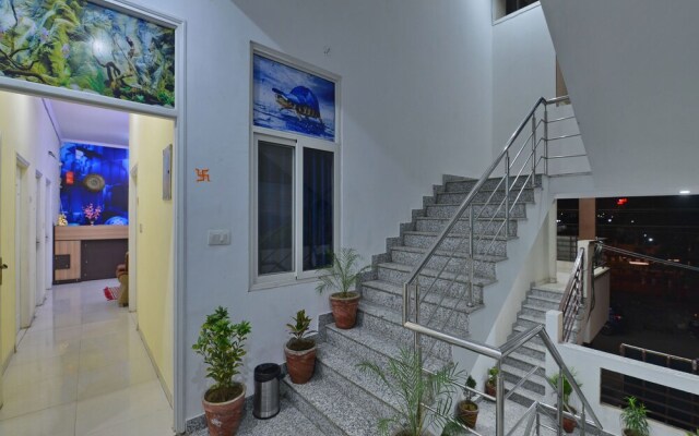 OYO 13083 Hotel Lovely Inn