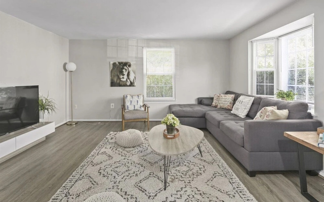 Top Rated Townhome - Largest Corner Unit With Patio, Deck, Basement, and new Luxury Mattresses! Self Checkin. Super Host Support!