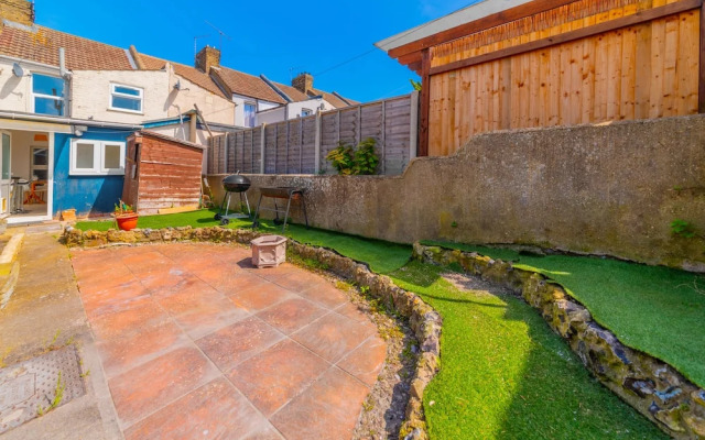 Stylish 3-bed House With Free Parking & Wifi