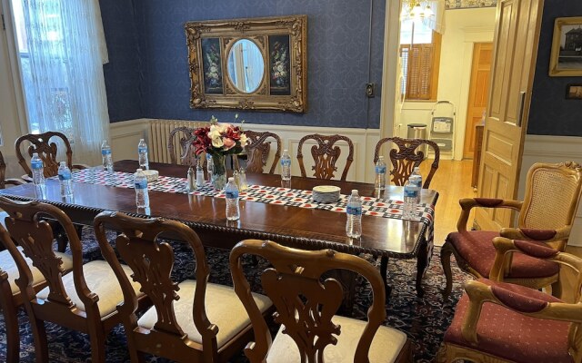 Hickory House Inn