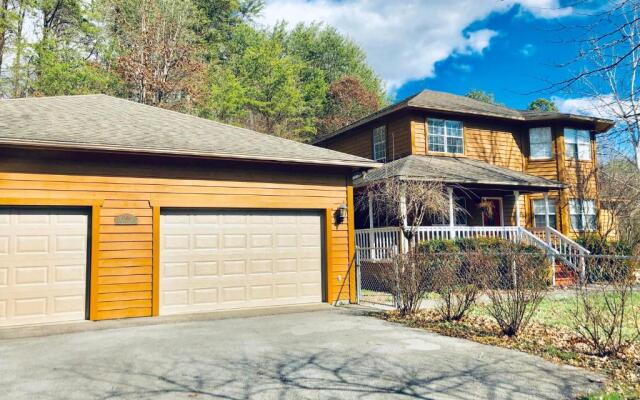 5Bedrooms*4KING BEDS*OUTSTANDING LOCATION*HotTub*