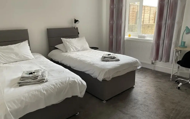 2-bed, Sleeps 4, Free Parking, Pets Allowed