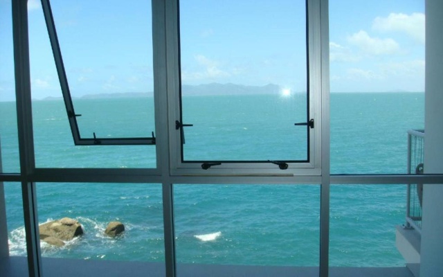 Best at Bright Point Absolute Waterfront 4 bedroom apartment – Balcony – Magnetic Island