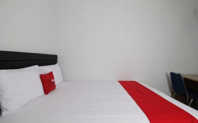 RedDoorz near Lippo Village 3