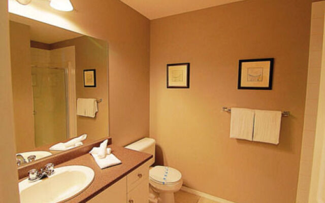 Pinnacle Pointe Resort by kelownacondorentals