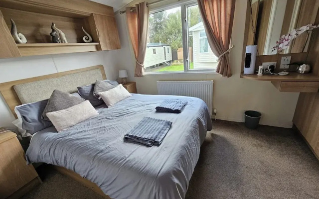 Heidi 2 Bed Robin Hood