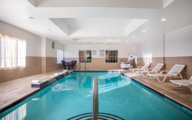 La Quinta Inn & Suites by Wyndham Columbus TX