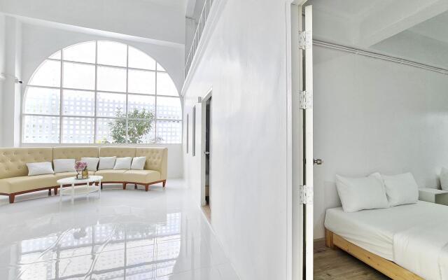 De'white Hotel