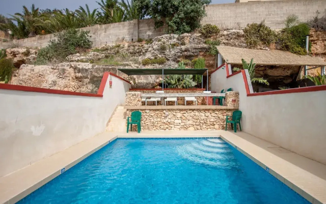 Pool and Sea, charming Merill Apart 2