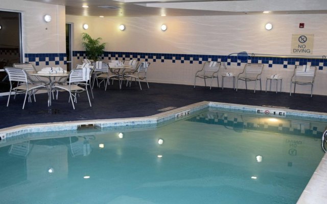 Fairfield Inn and Suites by Marriott Youngstown Austintown