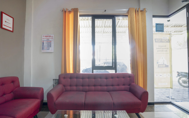 RedDoorz Syariah near Airlangga University Campus B