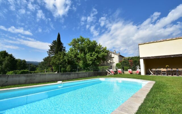 Spacious Villa in Vaison-la-Romaine with Swimming Pool