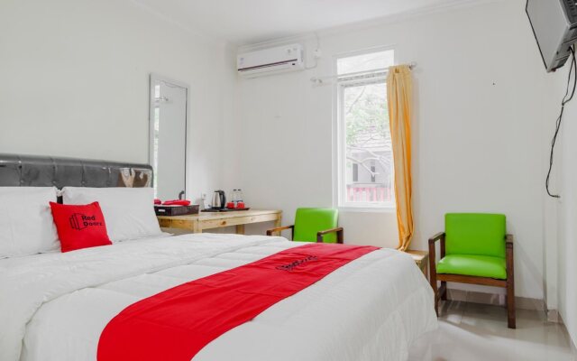 RedDoorz Plus near UPN Veteran Jakarta