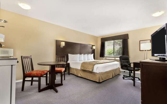 Super 8 by Wyndham West Kelowna BC