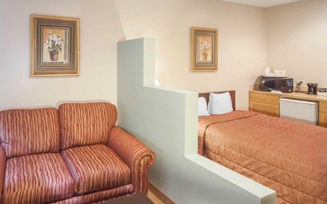 Econo Lodge Inn & Suites