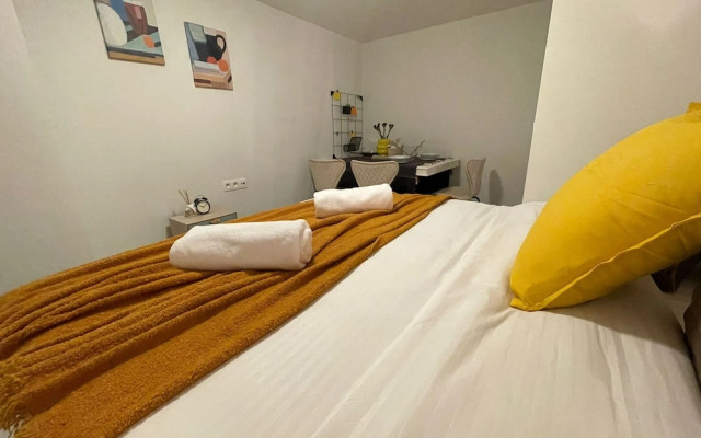 One Lux Stay Near Antwerp Central - Studio Apartment