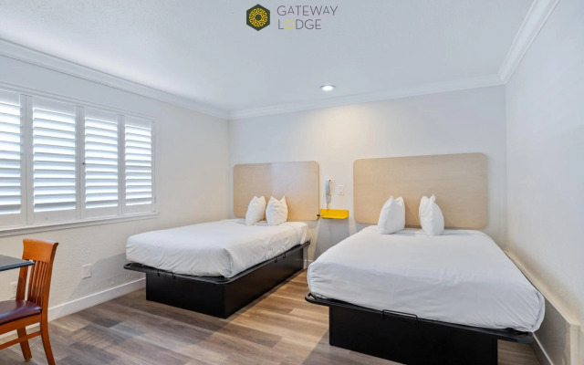 Gateway Thunderbird Motel