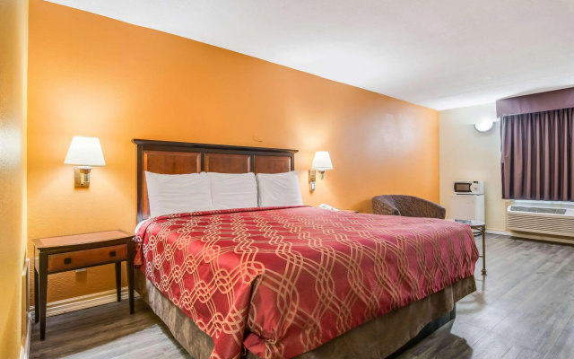 Econo Lodge At Six Flags