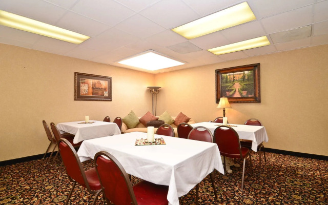 Best Western Plus Midwest Inn