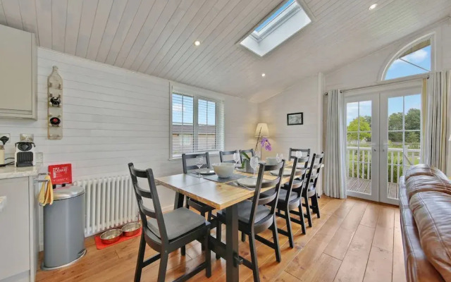 Host Stay Mahonia Lodge