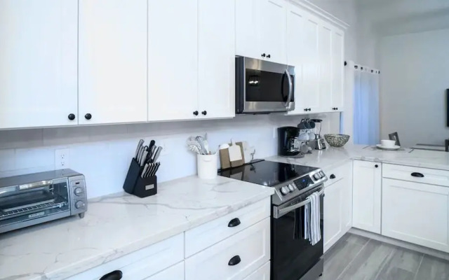 Beautiful 5-bdrm Vacation Home W/heated Pool !