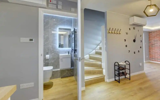 Stylish 2 bed House With Parking in Rugby