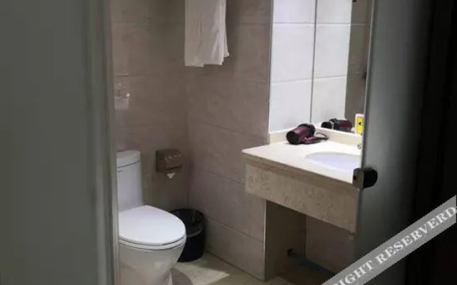 Junyi Hotel (Weinan Baishui Dongfeng Road Yadong Branch)