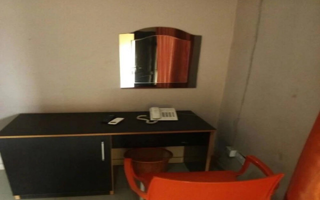 Momak 4 Hotel & Suites