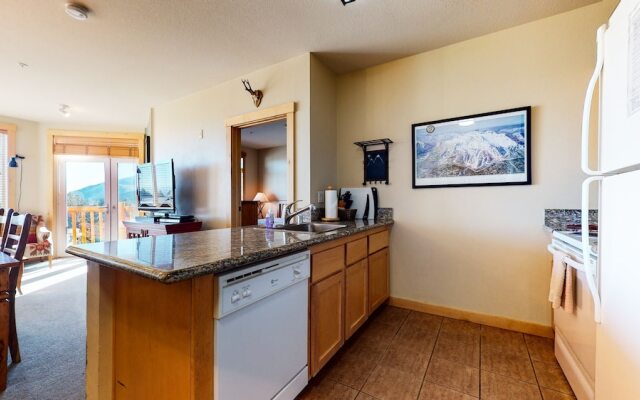 Sunstone 209 Ski-In Ski-Out, Gorgeous Mountain Views, Heated Pool Jacuzzi by RedAwning