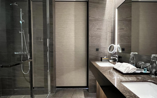 Tiad, Autograph Collection