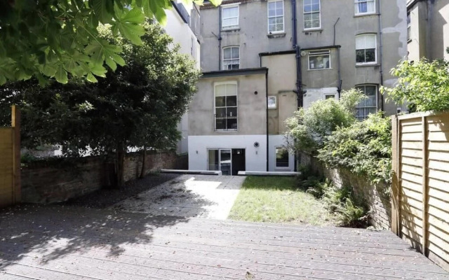 Modern Contemporary 2 Bed With Garden